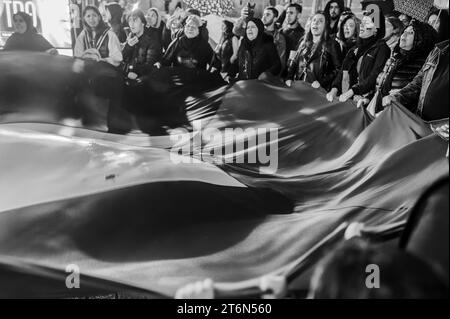 La Rioja, 2. Dezember 2023: Demonstration einer Gruppe von Palästinensern, die ein Ende der israelischen Angriffe fordern. Stockfoto