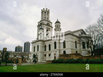 Blick auf St. George's-in-the-East, Shadwell, London E1, England, Großbritannien, erbaut 1715-23 (gebaut und ausgestattet 1714–29), vom Architekten Nicholas Hawksmoor. Stockfoto