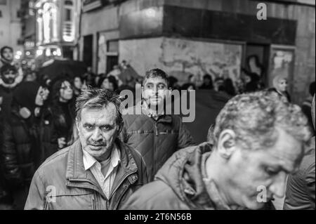 La Rioja, 2. Dezember 2023: Demonstration einer Gruppe von Palästinensern, die ein Ende der israelischen Angriffe fordern. Stockfoto