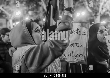 La Rioja, 2. Dezember 2023: Demonstration einer Gruppe von Palästinensern, die ein Ende der israelischen Angriffe fordern. Stockfoto