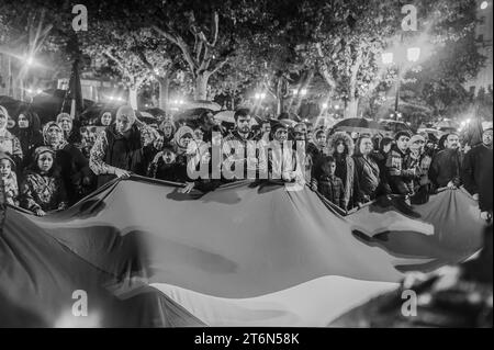 La Rioja, 2. Dezember 2023: Demonstration einer Gruppe von Palästinensern, die ein Ende der israelischen Angriffe fordern. Stockfoto