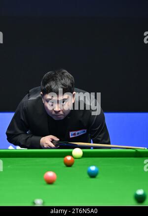 (231111) -- TIANJIN, 11. November 2023 (Xinhua) -- Zhang Anda tritt im Halbfinale zwischen Zhang Anda und Ronnie O'Sullivan von England an der Snooker-Weltmeisterschaft 2023 in der nordchinesischen Gemeinde Tianjin am 11. November 2023 an. (Xinhua/Li Ran) Stockfoto