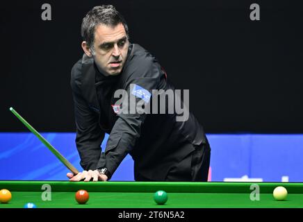 (231111) -- TIANJIN, 11. November 2023 (Xinhua) -- Ronnie O’Sullivan tritt im Halbfinale zwischen Zhang Anda aus China und Ronnie O’Sullivan aus England an der Snooker-Weltmeisterschaft 2023 in der nordchinesischen Gemeinde Tianjin am 11. November 2023 an. (Xinhua/Li Ran) Stockfoto