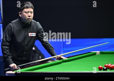 (231111) -- TIANJIN, 11. November 2023 (Xinhua) -- Zhang Anda tritt im Halbfinale zwischen Zhang Anda und Ronnie O'Sullivan von England an der Snooker-Weltmeisterschaft 2023 in der nordchinesischen Gemeinde Tianjin am 11. November 2023 an. (Xinhua/Li Ran) Stockfoto