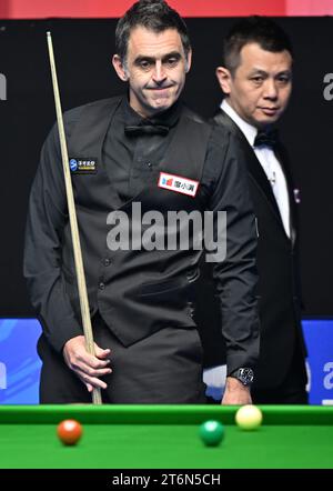 (231111) -- TIANJIN, 11. November 2023 (Xinhua) -- Ronnie O’Sullivan reagiert während des Halbfinales zwischen Zhang Anda aus China und Ronnie O’Sullivan aus England bei der Snooker-Weltmeisterschaft 2023 in der nordchinesischen Gemeinde Tianjin am 11. November 2023. (Xinhua/Li Ran) Stockfoto