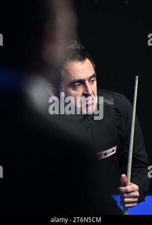 (231111) -- TIANJIN, 11. November 2023 (Xinhua) -- Ronnie O’Sullivan reagiert während des Halbfinales zwischen Zhang Anda aus China und Ronnie O’Sullivan aus England bei der Snooker-Weltmeisterschaft 2023 in der nordchinesischen Gemeinde Tianjin am 11. November 2023. (Xinhua/Li Ran) Stockfoto