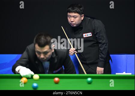 (231111) -- TIANJIN, 11. November 2023 (Xinhua) -- Zhang Anda tritt im Halbfinale zwischen Zhang Anda und Ronnie O'Sullivan von England an der Snooker-Weltmeisterschaft 2023 in der nordchinesischen Gemeinde Tianjin am 11. November 2023 an. (Xinhua/Li Ran) Stockfoto