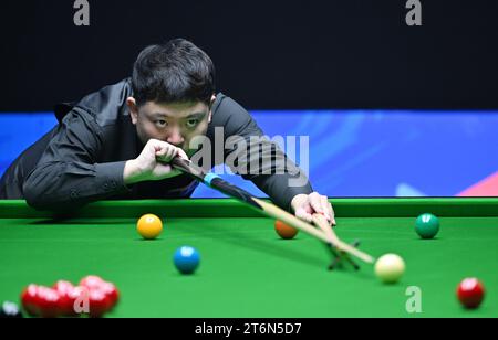 (231111) -- TIANJIN, 11. November 2023 (Xinhua) -- Zhang Anda tritt im Halbfinale zwischen Zhang Anda und Ronnie O'Sullivan von England an der Snooker-Weltmeisterschaft 2023 in der nordchinesischen Gemeinde Tianjin am 11. November 2023 an. (Xinhua/Li Ran) Stockfoto