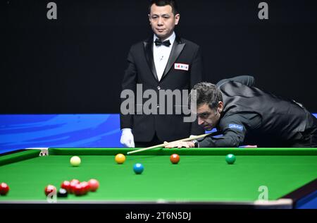 (231111) -- TIANJIN, 11. November 2023 (Xinhua) -- Ronnie O'Sullivan (R) tritt im Halbfinale zwischen Zhang Anda aus China und Ronnie O'Sullivan aus England bei der Snooker-Weltmeisterschaft 2023 in der nordchinesischen Gemeinde Tianjin am 11. November 2023 an. (Xinhua/Li Ran) Stockfoto