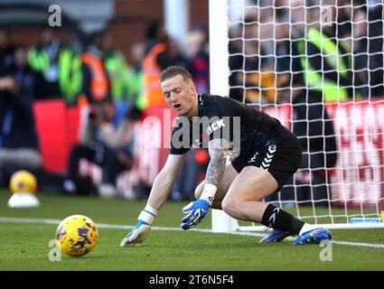 Everton-Torhüter Jordan Pickford hält Eberechi Eze aus Crystal Palace (nicht abgebildet) nicht davon ab, das erste Tor des Spiels vom Elfmeterschießen während des Premier League-Spiels im Selhurst Park in London zu erzielen. Bilddatum: Samstag, 11. November 2023. Stockfoto