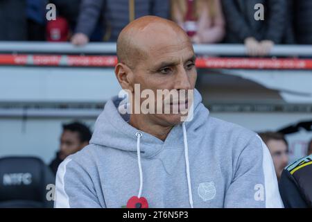 Burton Albions Trainer Dino Maamria vor dem Spiel der Sky Bet League 1 zwischen Northampton Town und Burton Albion im PTS Academy Stadium in Northampton am Samstag, den 11. November 2023. (Foto: John Cripps | MI News) Stockfoto