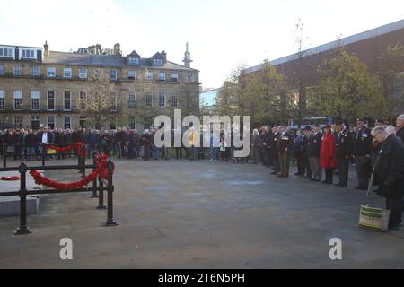 Newcastle upon Tyne, Großbritannien. November 2023. Am 11. November um 11 Uhr sind Veteranen und Mitglieder der Öffentlichkeit anwesend. Mitglieder der Royal British Legion mit Militärfahrzeugen, die Mohnblumen am Grey's Monument in Newcastle upon Tyne verkaufen, 11. November 2023. Quelle: DEW/Alamy Live News Stockfoto