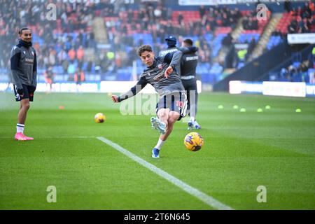 11. November 2023; Toughsheet Community Stadium, Bolton, Greater Manchester, England; League One Football, Bolton Wanderers gegen Blackpool; Dion Charles von Bolton Wanderers wärmt auf Stockfoto