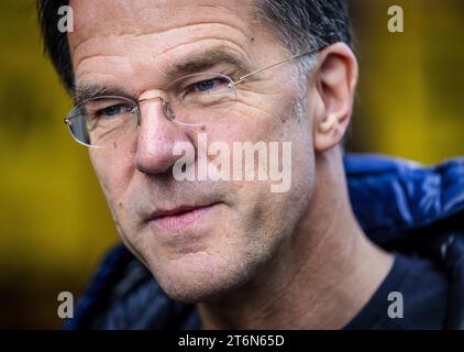 HAARLEM - Mark Rutte während eines VVD-Wahlkampfes im Generaal Cronjestraat von Haarlem im Vorfeld der Wahlen zum Repräsentantenhaus. ANP REMKO DE WAAL niederlande raus - belgien raus Stockfoto