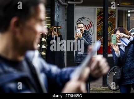 HAARLEM - Mark Rutte während eines VVD-Wahlkampfes im Generaal Cronjestraat von Haarlem im Vorfeld der Wahlen zum Repräsentantenhaus. ANP REMKO DE WAAL niederlande raus - belgien raus Stockfoto