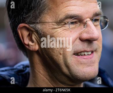 HAARLEM - Mark Rutte während eines VVD-Wahlkampfes im Generaal Cronjestraat von Haarlem im Vorfeld der Wahlen zum Repräsentantenhaus. ANP REMKO DE WAAL niederlande raus - belgien raus Stockfoto