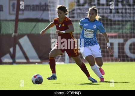 Valentina Giacinti von A. S. Roma Women und Martina Di Bari von Napoli Femminile während des 7. Tages der Serie A Meisterschaft zwischen A. S. Roma Women - Napoli Femminile am 11. November 2023 im Tre Fontane Stadion in Rom, Italien. Stockfoto