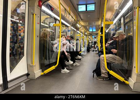 04.11.2023, Berlin, DE - Menschen sitzen in einer U-Bahn der Linie 9. Abteil, Alltag, Bahn, Befoerderung, Berlin, BVG, deutsch, Deutschland, Europa, europaeisch, Fahrgaeste, Gesellschaft, innen, Innenaufnahme, Menschen, Metro, oeffentlicher Personennahverkehr, OEPNV, Passagiere, Personen, Personenbeförderung, Personentransport, QF, Querformat, Schlossstrasse, Stadt, Stadtbahn, Stadtleben, Stadtverkehr, Verkehr, U-Bahn, U-Bahnlinie 9, U-Bahnwagen, U-Bahnwaggon, U9, Untergrundbahn, Verkehr, Waggon, Westeuropa, Wirtschaft, Zug 231104D800BERLIN.JPG *** 04 11 2023, Berlin, GER Leute sitzen in Stockfoto