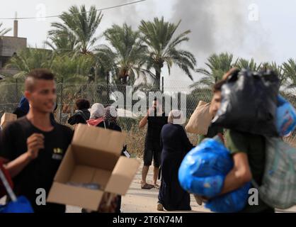 Palästinenserfamilien, die aus Gaza-Stadt und anderen Teilen des nördlichen Gazastreifens in die südlichen Gebiete fliehen, Palästinenserfamilien, die aus Gaza-Stadt und anderen Teilen des nördlichen Gazastreifens in die südlichen Gebiete flüchten, gehen am 11. November 2023 entlang einer Straße, während die Kämpfe zwischen Israel und der palästinensischen Hamas-Bewegung andauern. Tausende Palästinenser sind vor schweren Kämpfen zwischen Hamas-Milizen und dem israelischen Militär in Gaza-Stadt geflohen, einen Monat nachdem die im Gazastreifen stationierte Hamas am 7. Oktober in den Süden Israels einmarschierte Stockfoto