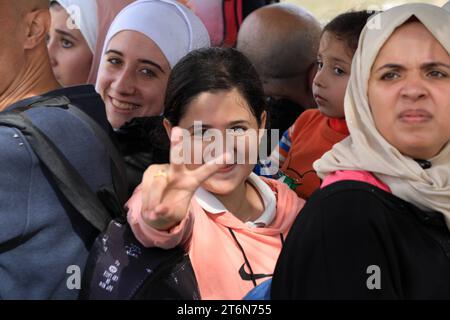 Palästinenserfamilien, die aus Gaza-Stadt und anderen Teilen des nördlichen Gazastreifens in die südlichen Gebiete fliehen, Palästinenserfamilien, die aus Gaza-Stadt und anderen Teilen des nördlichen Gazastreifens in die südlichen Gebiete flüchten, gehen am 11. November 2023 entlang einer Straße, während die Kämpfe zwischen Israel und der palästinensischen Hamas-Bewegung andauern. Tausende Palästinenser sind vor schweren Kämpfen zwischen Hamas-Milizen und dem israelischen Militär in Gaza-Stadt geflohen, einen Monat nachdem die im Gazastreifen stationierte Hamas am 7. Oktober in den Süden Israels einmarschierte Stockfoto