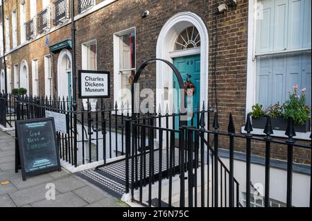 Blick von der Straße auf die Vorderseite des Charles Dickens Museums, ehemaliges Zuhause des berühmten Schriftstellers Charles Dickens, London, Großbritannien Stockfoto