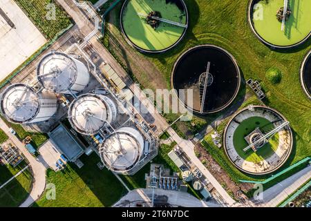 Eine Luftaufnahme direkt über einer Abwasseraufbereitung funktioniert mit kreisförmigen Speichertanks, die Abwasser für Trinkwasser filtern Stockfoto