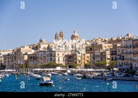 Vittoriosa, Malta - 17. Juni 2023: Hafen mit verankerten Booten und im Hintergrund und die Stadt Vittoriosa im Hintergrund, Malta Stockfoto