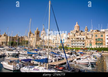 Vittoriosa, Malta - 17. Juni 2023: Hafen mit verankerten Booten und im Hintergrund und die Stadt Vittoriosa im Hintergrund, Malta Stockfoto