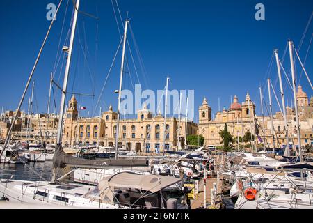 Vittoriosa, Malta - 17. Juni 2023: Hafen mit verankerten Booten und im Hintergrund und die Stadt Vittoriosa im Hintergrund, Malta Stockfoto