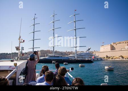 Vittoriosa, Malta - 17. Juni 2023: Das berühmte Segelschiff „Maltese Falcon“ fährt im Hafen von Valletta, Malta, vor Anker Stockfoto