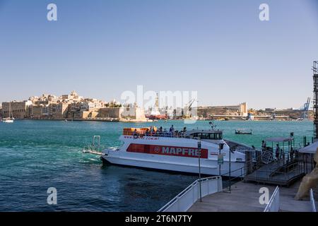 La Valletta, Malta - 17. Juni 2023: Die Fähre liegt vor Anker und wartet auf die Abfahrt von Valletta nach Cospicua, Malta Stockfoto