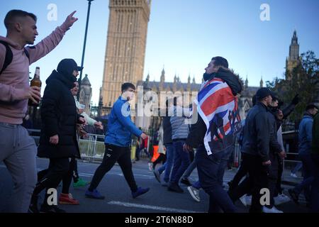 Gegenprotestierende auf dem Parlamentsplatz in London während eines pro-palästinensischen protestmarsches, der vom Hyde Park zur US-Botschaft in Vauxhall stattfindet. Bilddatum: Samstag, 11. November 2023. Stockfoto