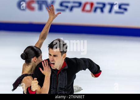 (231111) -- CHONGQING, 11. November 2023 (Xinhua) -- Rebecca Ghilardi (L)/Filippo Ambrosini aus Italien treten während der Paare beim Grand Prix of China des Eiskunstlaufs 2023 in der südwestchinesischen Gemeinde Chongqing am 11. November 2023 auf. (Xinhua/Huang Wei) Stockfoto