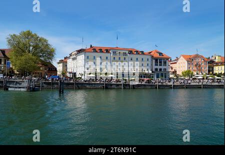 Hotel Bayerischer Hof und malerischer Hafen von Lindau am Bodensee oder am Konstace See, Deutschland Stockfoto