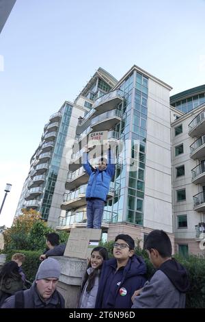 Victoria, South West London, Großbritannien. 11. November 2023 Young Lad macht seinen Standpunkt in einem Solo-Set auf der Vauxhall Bridge während des Pro-Palästina-marsches - vor dem ikonischen MI6-Geheimdienstgebäude, auf dem itÕs Weg zur US-Botschaft, Nine Elms, London Credit: Motofoto/Alamy Live News Stockfoto