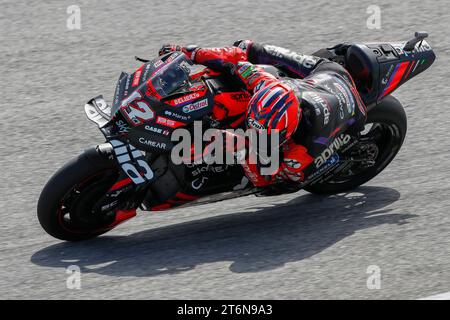 Sepang, Malaysia. November 2023. Der spanische Fahrer Maverick Vinales von Aprilia Racing in Aktion während der MotoGP Qualifying Session des Petronas Grand Prix von Malaysia auf dem Sepang International Circuit in Sepang. Quelle: SOPA Images Limited/Alamy Live News Stockfoto