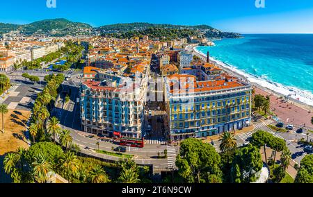 Aus der Vogelperspektive von Nizza, der Hauptstadt des Departements Alpes-Maritimes an der französischen Riviera Stockfoto