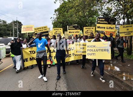 (231111) -- NAIROBI, 11. November 2023 (Xinhua) -- Grüne Aktivisten, organisiert von der "BreakFreeFromPlastic Movement", marschieren durch die Straßen in Nairobi, Kenia, 11. November 2023. Hunderte von grünen Aktivisten aus dem globalen Süden marschierten am Samstag durch die Straßen in der kenianischen Hauptstadt Nairobi und forderten einen verbindlichen vertrag, um die schrittweise Einstellung der Kunststoffproduktion und -Verwendung zu beschleunigen. globale Südaktivisten marschieren in Kenia unter Aufrufen, Kunststoffe auslaufen zu lassen (Xinhua/Han Xu) Stockfoto