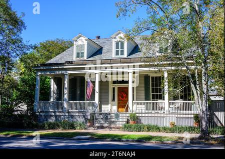 NEW ORLEANS, LA, USA - 5. NOVEMBER 2023: Vollständige Vorderansicht des historischen Goodrich-Stanley House im Garden District Stockfoto