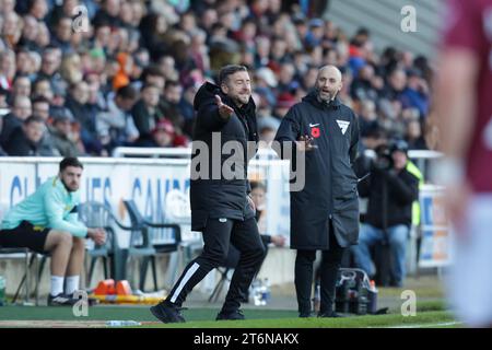 Northampton Town-Manager Jon Brady während der ersten Hälfte des Spiels der Sky Bet League 1 zwischen Northampton Town und Burton Albion im PTS Academy Stadium, Northampton am Samstag, den 11. November 2023. (Foto: John Cripps | MI News) Stockfoto