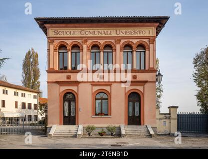 Portobuffolè, Italien. November 2023. Außenansicht des Gebäudes der alten Gemeindeschulen im Zentrum der Stadt Stockfoto