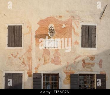 Portobuffolè, Italien. November 2023. Ein alter mittelalterlicher Palast mit Fresken an den Mauern im Zentrum der Stadt Stockfoto