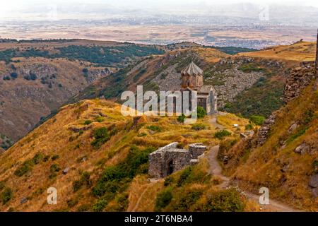 Amberd ist eine Festungsanlage mit einer Kirche, die an den Hängen des Mt. Aragats auf 2.300 Meter über dem Meeresspiegel im XI-XIII Jahrhundert, Armenien gebaut. Stockfoto