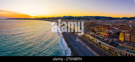 Blick auf den Sonnenuntergang von Nizza, der Hauptstadt des Departements Alpes-Maritimes an der französischen Riviera Stockfoto