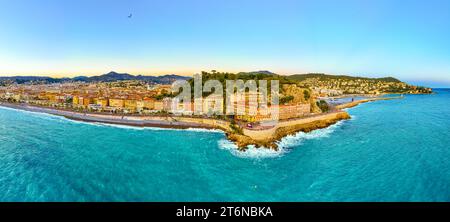 Blick auf den Sonnenuntergang von Nizza, der Hauptstadt des Departements Alpes-Maritimes an der französischen Riviera Stockfoto