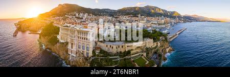 Blick auf den Sonnenuntergang des ozeanographischen Museums in Monaco, einem souveränen Stadtstaat an der französischen Riviera, in Westeuropa, am Mittelmeer Stockfoto