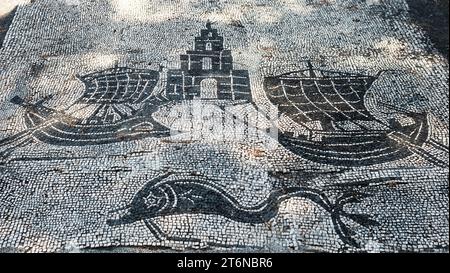 Mosaik mit Schiffen in den römischen Ruinen von Ostia Antica Stockfoto