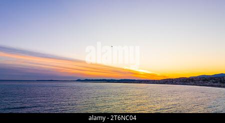 Blick auf den Sonnenuntergang von Nizza, der Hauptstadt des Departements Alpes-Maritimes an der französischen Riviera Stockfoto