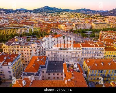 Blick auf den Sonnenuntergang von Nizza, der Hauptstadt des Departements Alpes-Maritimes an der französischen Riviera Stockfoto