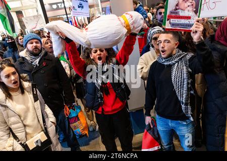 Edinburgh, Großbritannien. November 2023. Pro-palästinensische Demonstranten versammeln sich und marschieren während des Waffenstillstands in Edinburgh. Die pro-palästinensischen Demonstranten singen vor der Barclays Bank auf der Princess Street, marschieren durch das St. James Quarter Einkaufszentrum zum Nelson Monument. Kredit: Euan Cherry Kredit: Euan Cherry/Alamy Live News Stockfoto